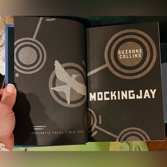 Mockingjay hardback book - Picture 2 of 3